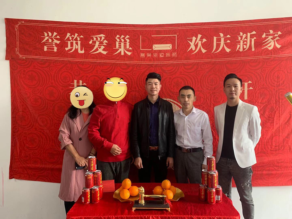 譽巢裝飾員工與業主在深圳金迪世紀工地合影